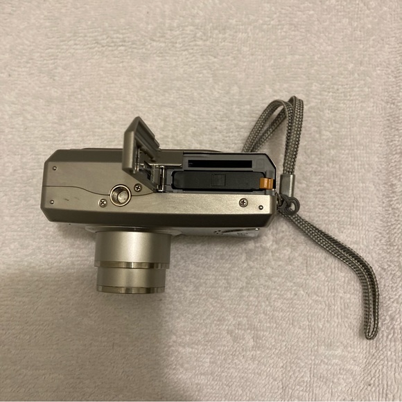 Gateway DC-T50 Silver Digital Camera - Picture 7 of 8